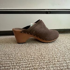 Mocha leather heeled clogs with metal rivets